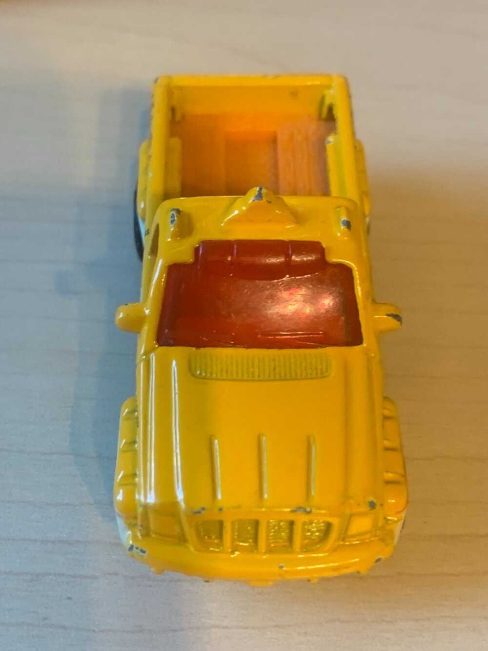 1:64 2000 Matchbox truck troop carrier yellow sponge bob lifeguard truck